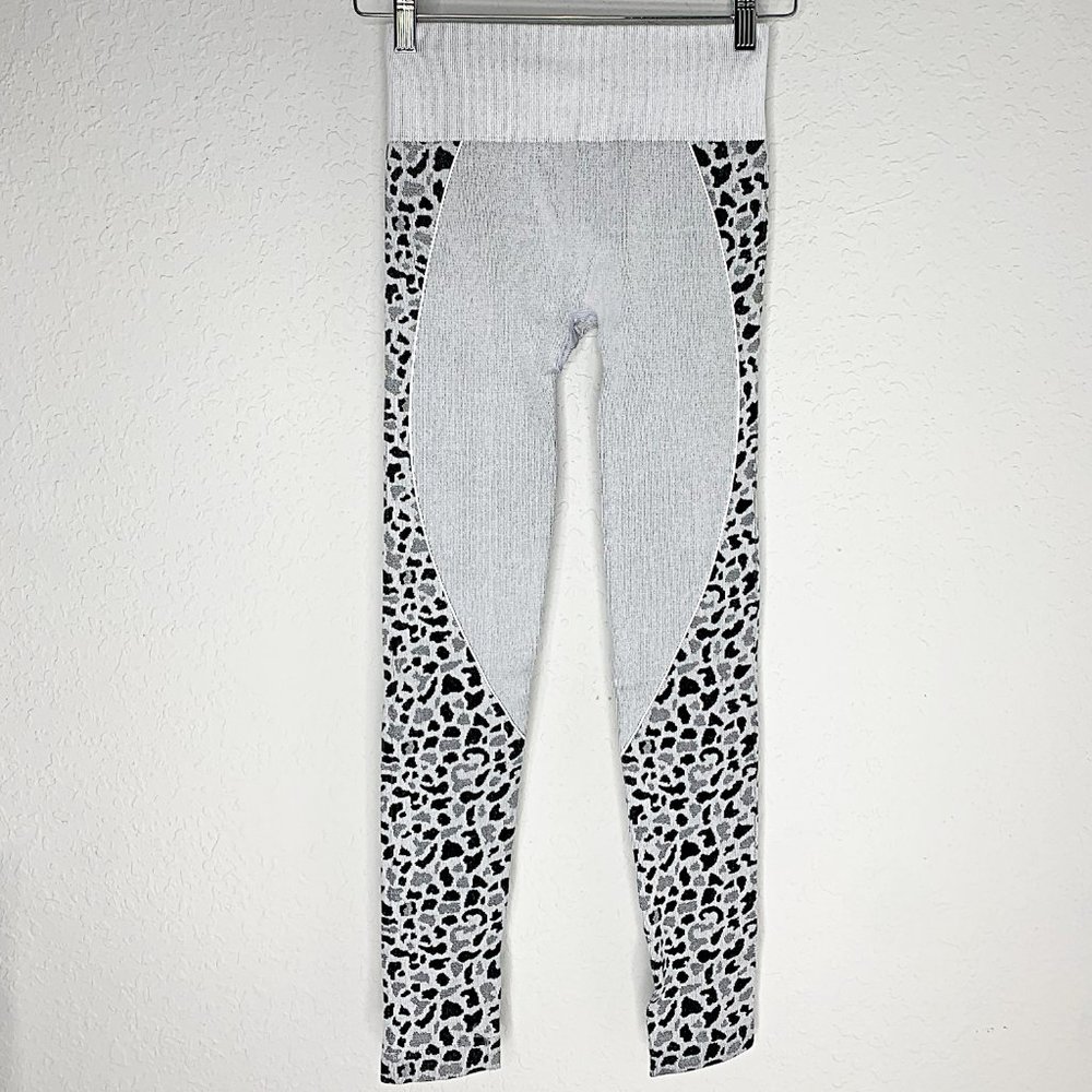 Seamless Leopard Print Sports Bra & Ruched Legging Set in Grey - Picture 5 of 9